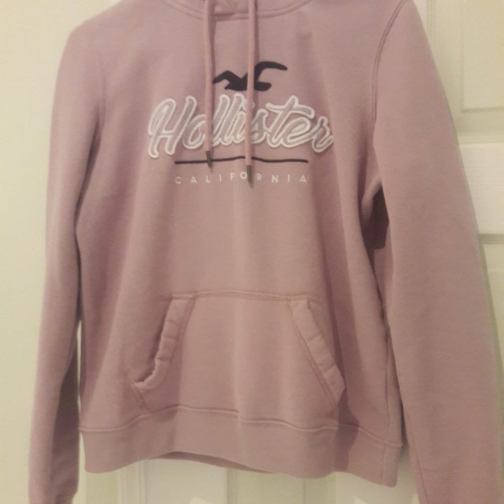 hollister Hoodie get *Free scrunchie Or socks*